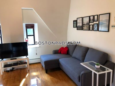 Back Bay Deal Alert! Spacious 1 Bed 1 Bath apartment in Cumberland St Boston - $3,100