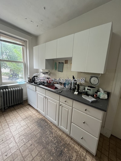 Brookline 3 Bed, 1 Bath Unit  Boston University - $4,000 No Fee