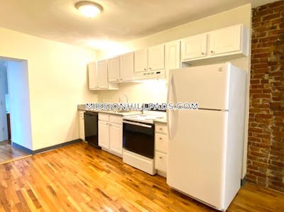 Mission Hill Nice 3 bed 1 bath unit on Huntington Ave in Mission Hill Boston - $3,000