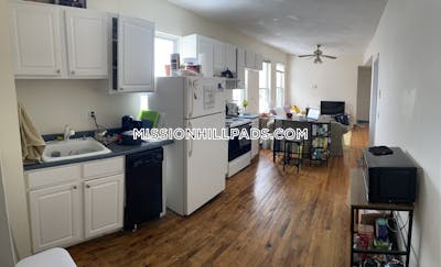 Mission Hill Great 2 bed 1 bath located on Huntington Ave in Boston Boston - $3,000